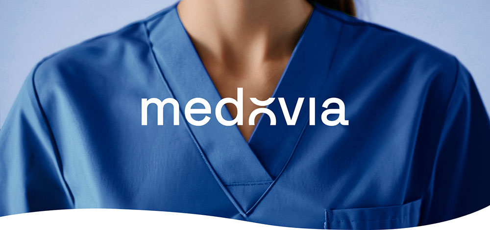 Medovia logotyp på bakgrund av vårdpersonal