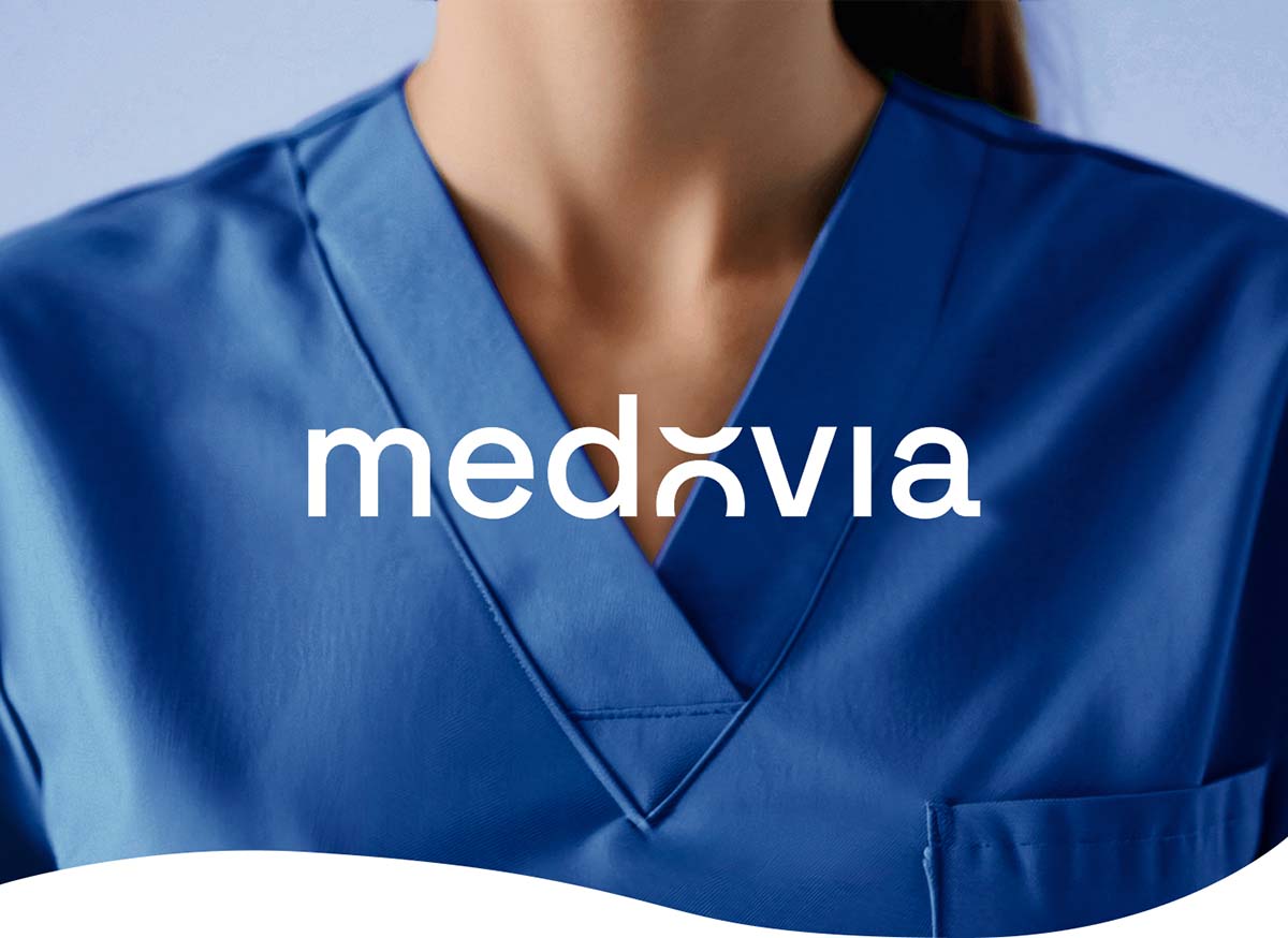 Medovia logotyp på bakgrund av vårdpersonal