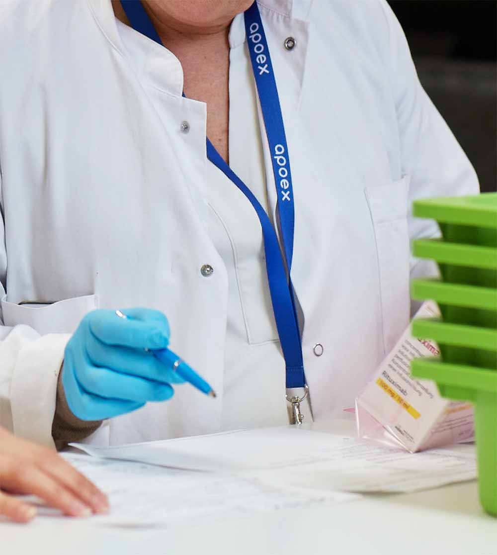 ApoEx farmaceut kontrollerar läkemedel
