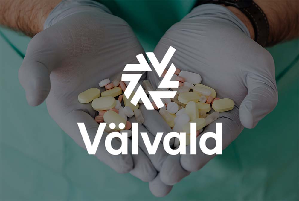 Händer håller medicin med välvald logotyp