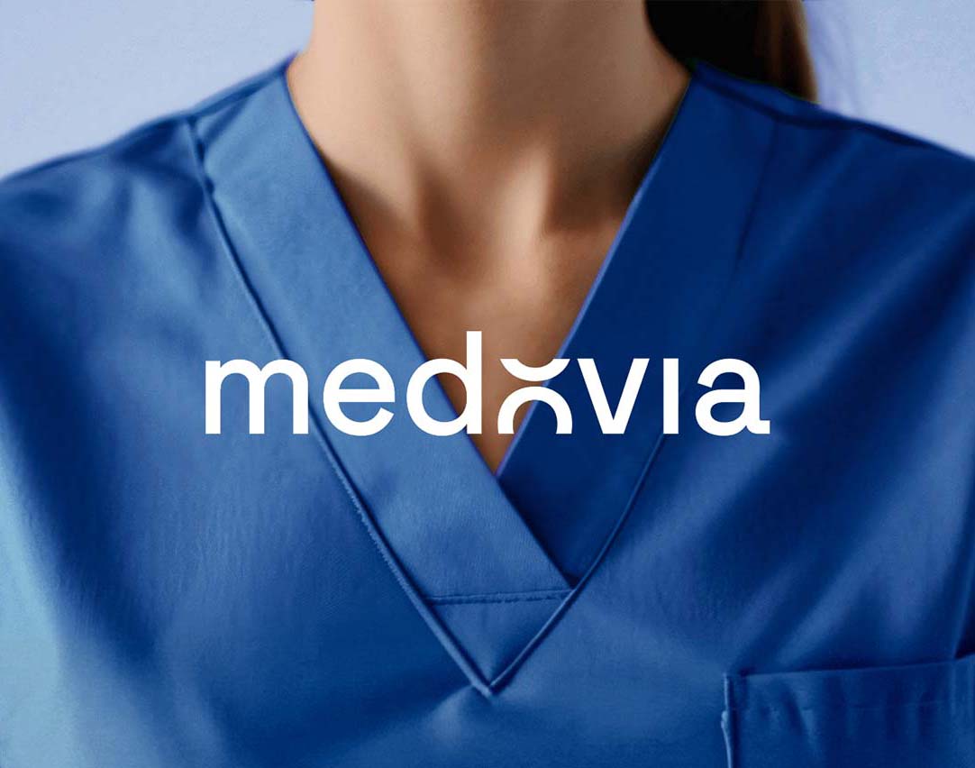 Medovia logotyp på bakgrund av vårdpersonal